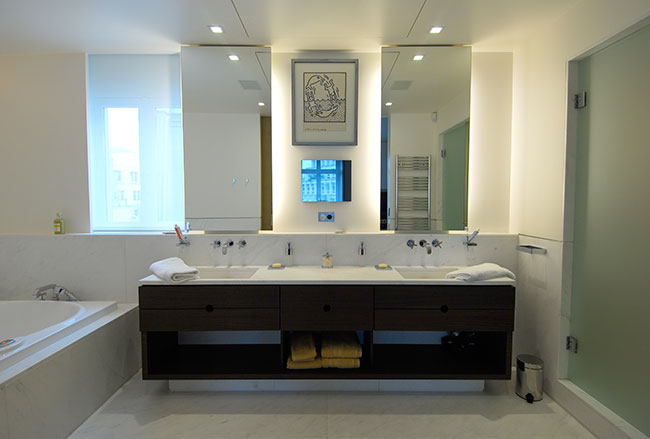 Création d'une salle de bain en marbre pour un particulier à Paris VI